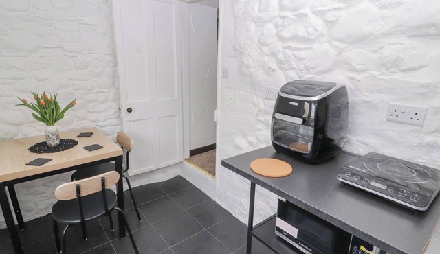 FOXY LADY COTTAGE, pet friendly, with a garden in Workington