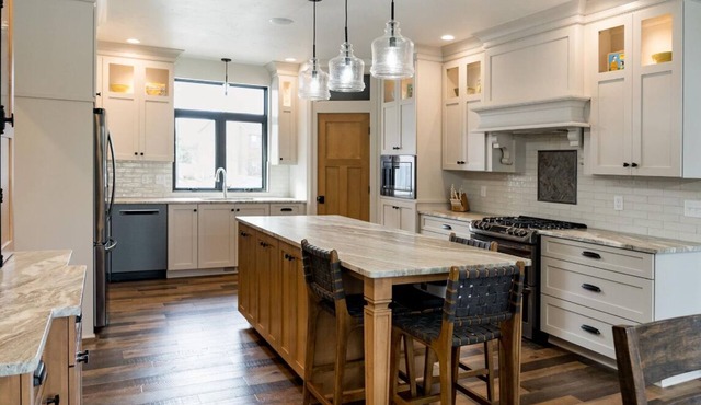 Foxy Lady the Luxury house w/Packer themed basement 30 min to Lambeau/GB Draft