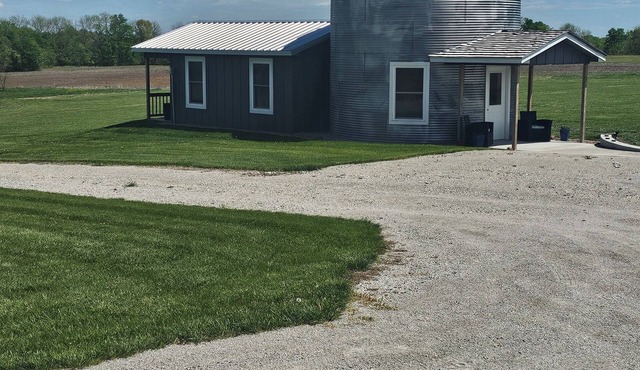 Foxy's Den cozy grain bin cabin with WiFi & AC in serene Kidder. Quiet & serene.