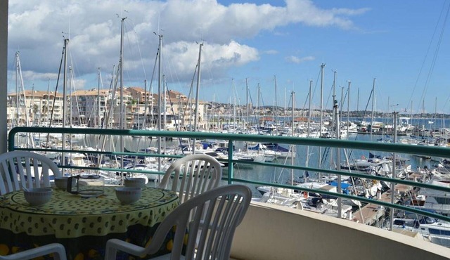 Fréjus: 1BR Apt, Sleeps 5, Pool, Beach 150m, Parking, Pets OK