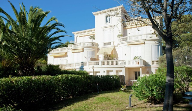 Villa on Côte d'Azur with Beachfront Views