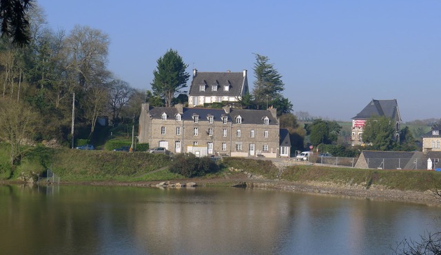 Gorgeous 200 year old stonehouse right on the lake in medieval village