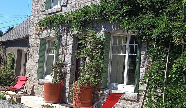 Family home in country with pool, lovely private gardens. Sleeps 6