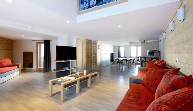 Spacious renovated apartment for 15 · Close to slopes · Wellness area