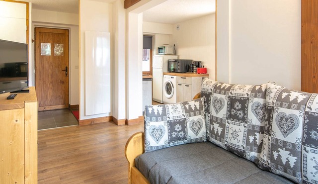 Beautiful Renovated Apartment · Balcony · Near Slopes and Shops · Ski Locker