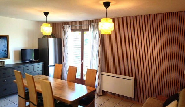 Cozy Chalet, Sleeps 7, Pool & Sauna Access, Near Shops & Restaurants