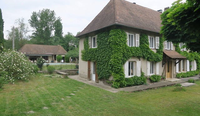 "Le Refuge des Oiseaux" Dauphinoise villa with swimming pool. 10 minutes from Walibi!