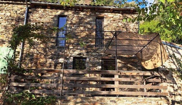 Complete riverside accommodation for 8 people.