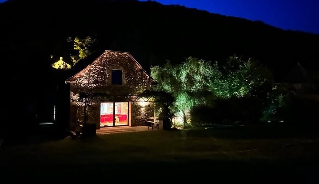 Grange Dans un Écrin de Verdure, Coeur du Village