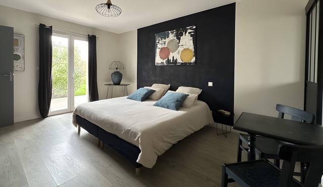 Bed and Breakfast 'L'écrin D'anabelle Futuroscope' with Private Terrace, Shared Garden and Wi-Fi