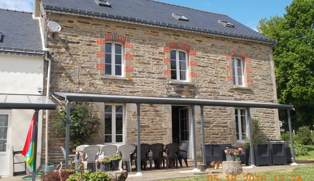 Spacious house with large garden and shaded terrace