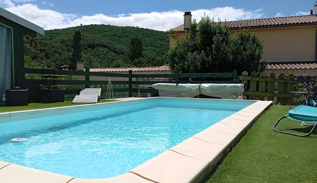 Cottage 'Gîte Les Coquelicots' with Shared Pool, Wi-Fi and Air Conditioning