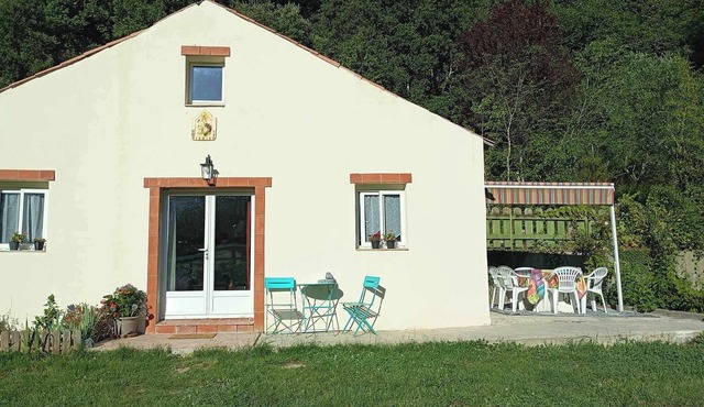 Quiet Les Poppies gîte on property with shared pool near Anduze.