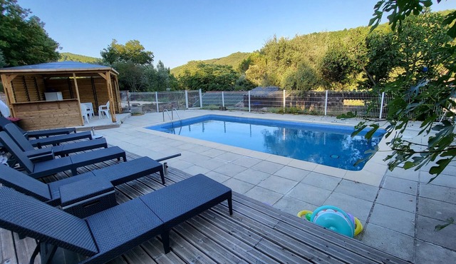 Mirabeau, house 6p large terrace, garden and pool