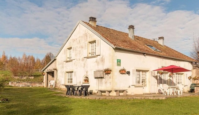 Rustic house for 5 with fireplace and garden
