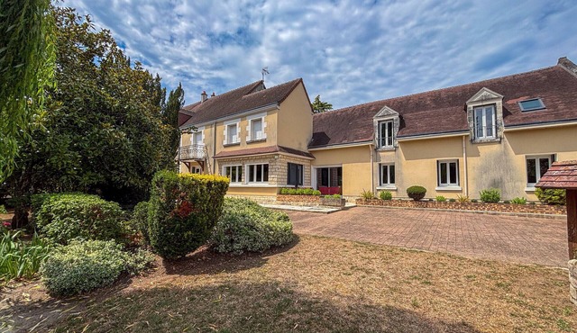 Spacious Cottage near Valençay with Shared Heated Pool, Tennis & Lake Access