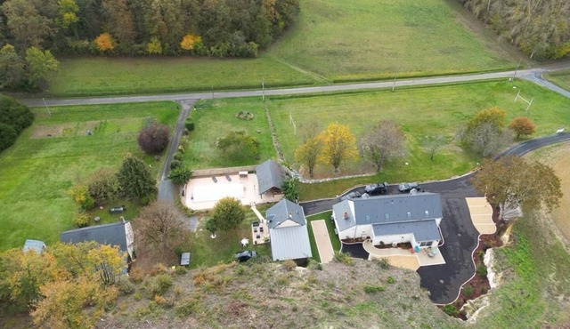 Cozy Retreat with Shared Heated Pool, Close to ZooParc de Beauval and Valençay