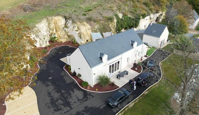 Luxurious Getaway: Private Jacuzzi, Sports Facilities, Near Loire Castles & Beauval Zoo