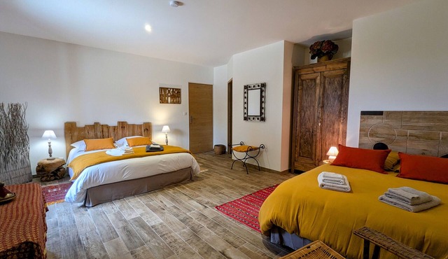 Room for 4 with heated pool & WiFi