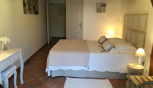 Charming farmhouse guest room