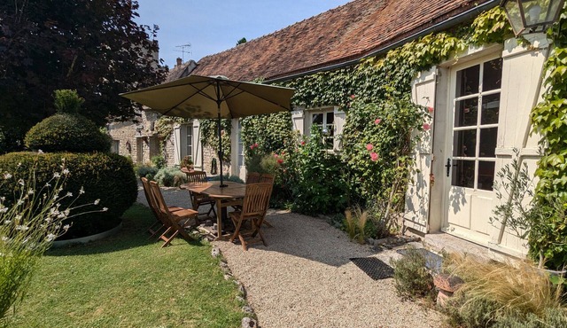 18th Century House with Private Garden - Yèvre le Châtel