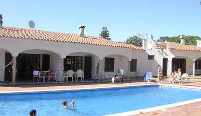 FRANCIAC: Cosy house with a large community pool and garden