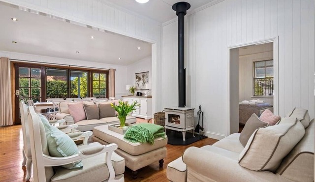 Frangipani House - 3 bedroom Classic, Large, Comfy Queenslander in East Toowoomba