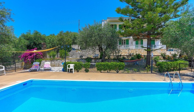 Frangiskos Ena: Private Apt, shared pool. WiFi, A/C, close to the sea.