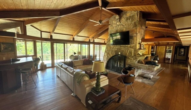 Frank Lloyd Wright–Inspired Architectural Retreat on 5 Private Acres