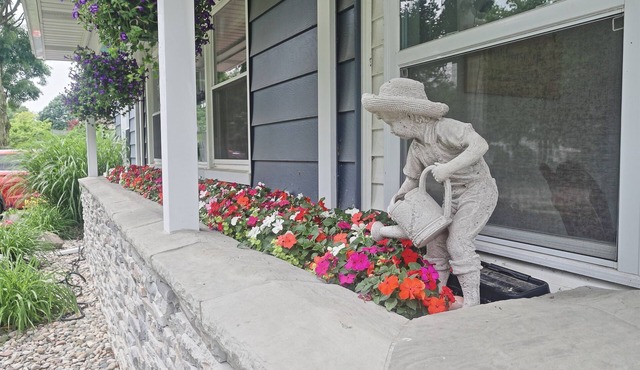 Frankenmuth Dawdy Haus with Hot Tub and Massage Chair- 2 blocks from main street