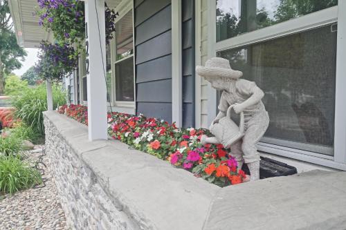 Frankenmuth Dawdy Haus with Hot Tub and Massage Chair 2 blocks from main street