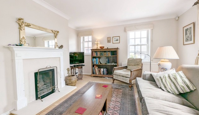 Frankland House - sleeps 4 guests in 2 bedrooms