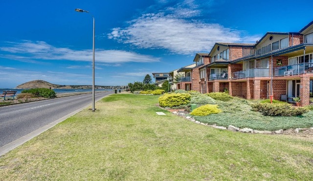 Franklin Beachfront Apartment: Superb View, Ground Floor, WiFi, 3BR