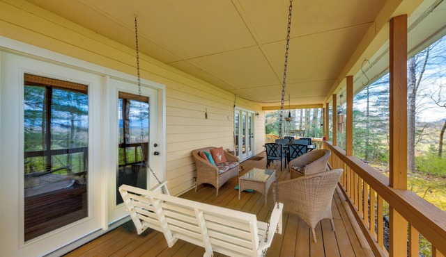 Franklin Cabin: Deck with Smoky Mountain Views!