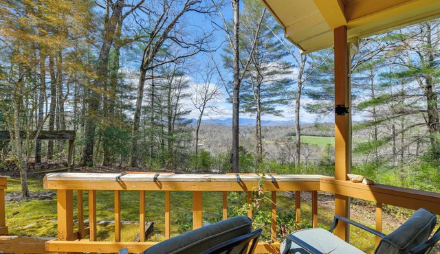 Franklin Cabin: Deck With Smoky Mountain Views!