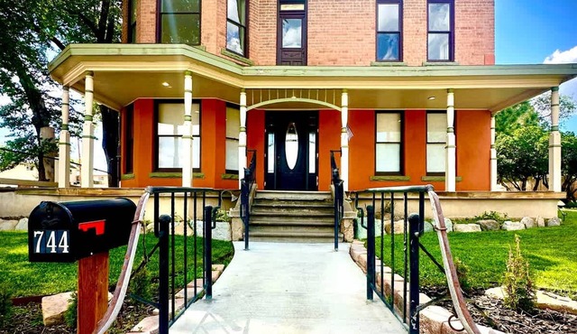 Franklin Fab Gallery House