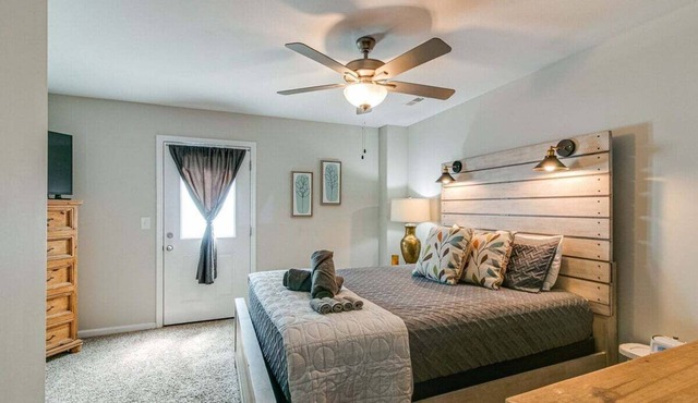 Franklin Haven by Johnathan (1010 Franklin, #B)