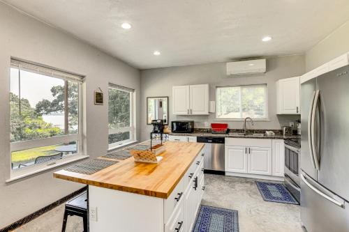 Frankston Vacation Rental Walk to Lake Palestine!