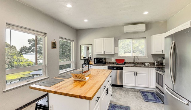 Frankston Vacation Rental: Walk to Lake Palestine!