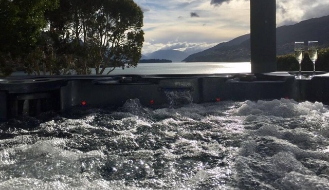 Frankton HOT TUB! - Location is Everything!