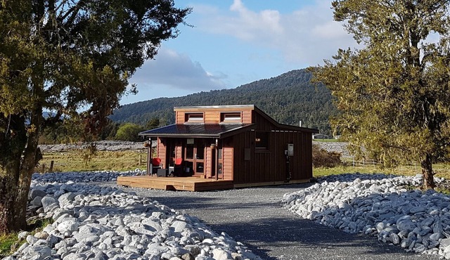 Franz Josef Accommodation - Cosy Cabin in the Paddock