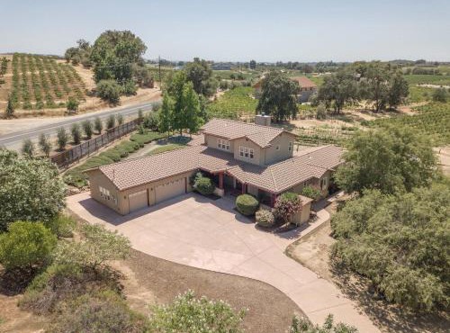 Fraser Family Vineyard Estate Pet-Friendly Home