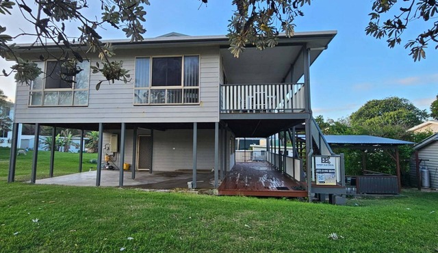 Fraser Island.Rays Place Eurong 4BR Home ,Ocean Views, BBQ Hut & Verandahs –