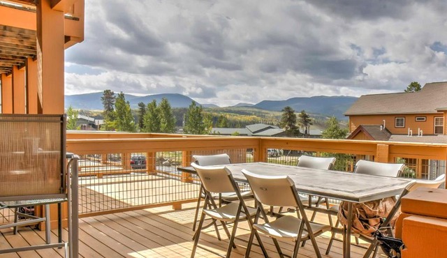 Fraser Townhome near Winter Park with Balcony and Views