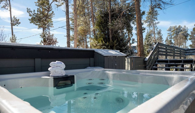 Fraser vacation home family getaway, outdoor hot tub, garage