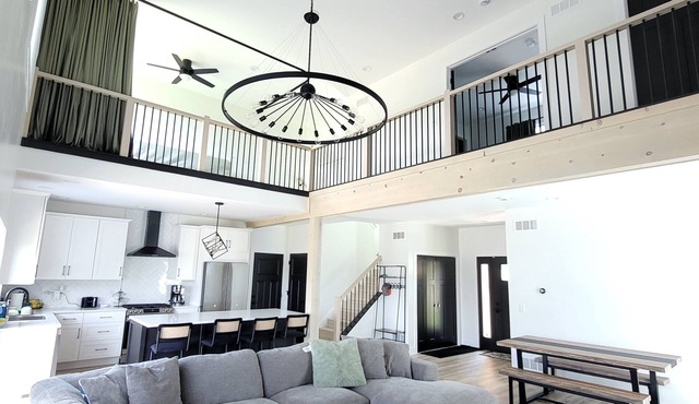 Freddie’s Escape: Modern Lakeview Retreat with Family-Friendly Fun