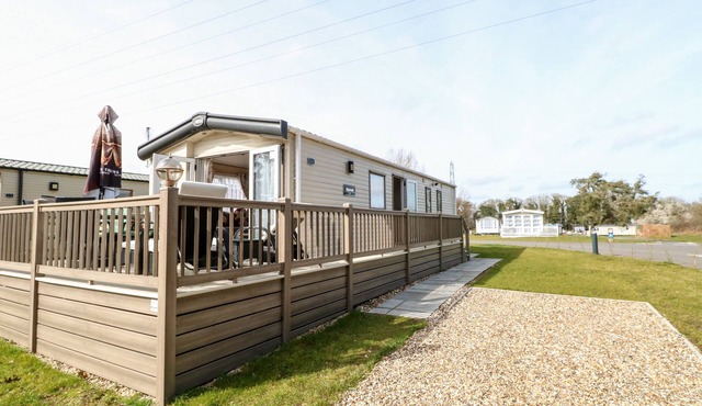 FREDDY'S LODGE, FOXBURROW HANG, family friendly, with pool in Fritton