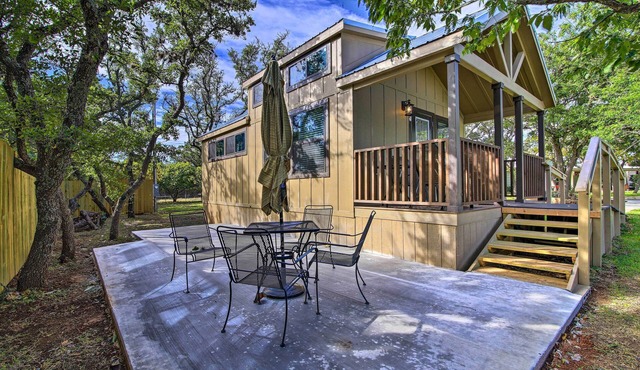 Fredericksburg Cottage ~ 1 Mile to Main Street!