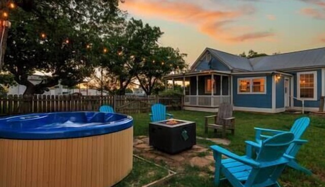 Fredericksburg Farmhouse, Wine Country, Hot Tub