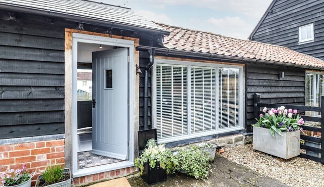 FREDS SHED, pet friendly, character holiday cottage in Hereford